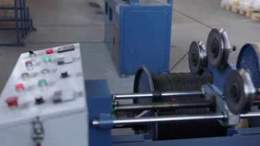 Fabrika özellikleri, konveyör teknolojisi, kablolu yayın trendleri. Siyah yalıtımlı kablolar üretiminde uzmanlaşan tesis, taşıyıcı üretim yöntemlerini kullanır.