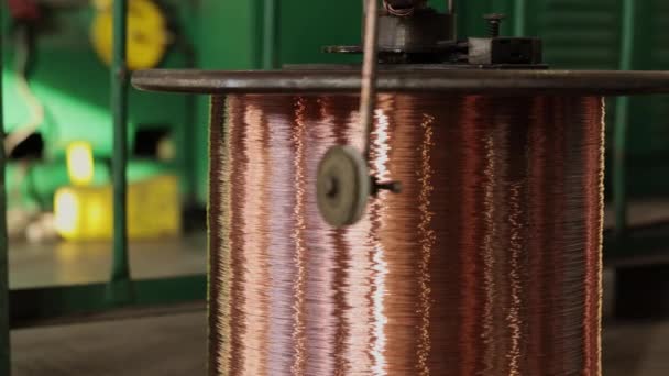 銅加工 産業配線 銅コイル ワイヤー製造工場 あなたは重いスプール銅線を見つけることができます — ストック動画