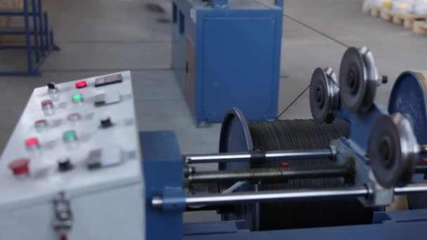 工厂特点 输送机技术 电缆趋势 专用于制造黑色绝缘电缆的设备采用输送机生产方法 — 图库视频影像