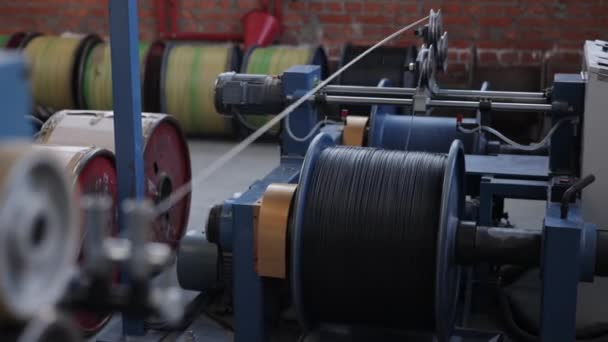 컨베이어 컨베이어 케이블 공장에서 컨베이어 시스템 케이블을 생산하기 — 비디오