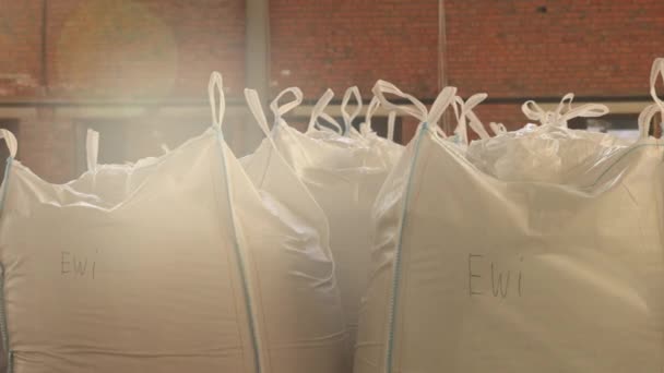 采购产品原材料产品 麻袋放置 材料处理 工业厂房内堆满了装满产品或原材料的袋子 — 图库视频影像