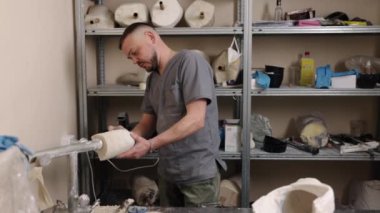 Küf oluşturma, protez bacak, küf gelişimi. Kalça disartikülasyonu protez kalıbı, tüm gereksiz elementleri ortadan kaldıran bir adam tarafından yapıldı..