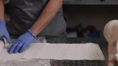 Küf geliştirme, alçı modelleme, çalışma alanı çözümleri. Adam profesyonel atölyede protez bacak kalıbı için alçı modeli üretiyor, özellikle kalça disartikülasyonu için..