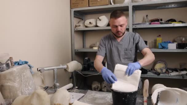 Protez Bacak Çalışma Alanı Aletleri Küf Geliştirme Profesyonel Atölyede Adam — Stok video
