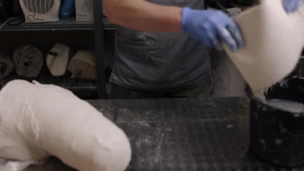 采购产品假肢设计 工作空间设计 石膏模具 人工髋关节脱位用假腿模的石膏样机 由男子在专业场合制造 — 图库视频影像