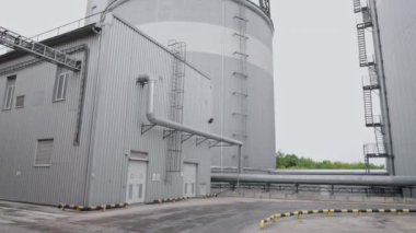 Hasat teknikleri, soya fasulyesi endüstrisi, bitki tasarımı. Kapsamlı endüstriyel yapı, soya fasulyesi ve buğday tanelerinin işlenmesi ve korunmasında önemli rol oynayan depolama asansör tanklarına sahip.