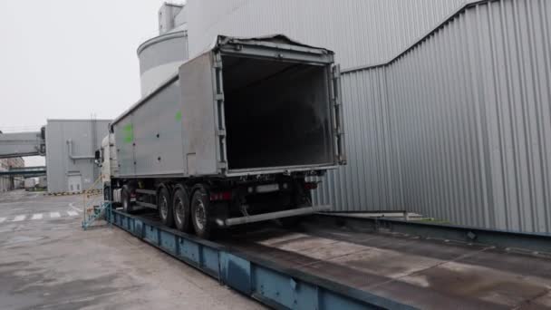 Enterprise Logistics Truckweegschalen Fabriek Wordt Geladen Logistiek Bij Onderneming Vrachtwagen — Stockvideo