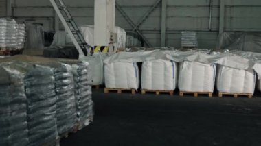 Kumaş Torbaları, Hasat Paketleri, Hasat Deposu. Şirketteki fabrika deposu sayısız ürün torbasıyla dolu..