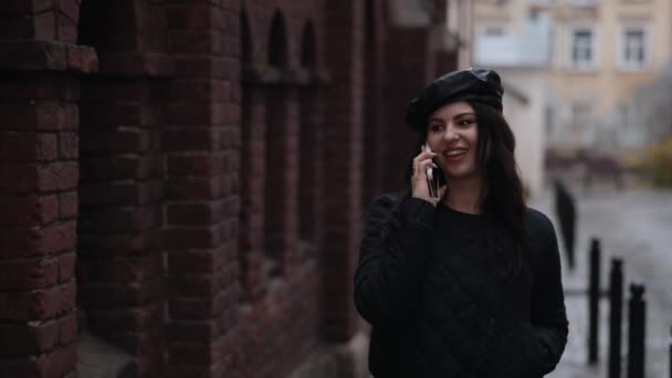 Geschwätziger Fußgänger Bürgersteig Diskussion Handy Gespräch Junge Frau Schlendert Auf — Stockvideo