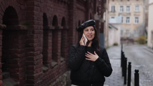 Telefooncommunicatie Spraakzame Wandelaar Straatwandeling Terwijl Weg Bewandelt Raakt Jonge Vrouw — Stockvideo