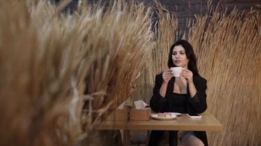 Kadın kafe, kahve yudumu, çekici bayan. Lokantada, çekici bir kadın kahvesine değer verir..
