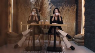 Kahve keyfi, kahve deneyimi, kafe güzelliği. Göz alıcı kadın restoranda kahve deneyiminden zevk alır..