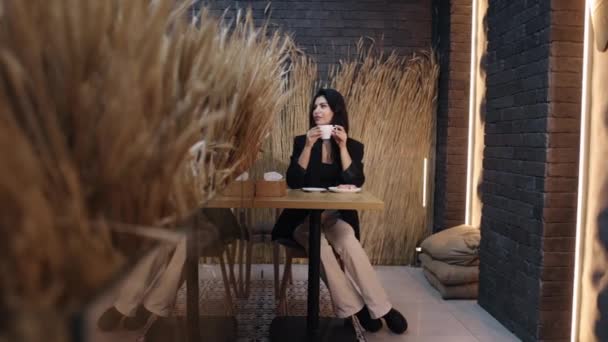 Skönhet Restaurang Elegans Kaffe Lugn Strålande Kvinna Dricker Sitt Kaffe — Stockvideo