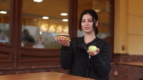 Fast Food Ungesunde Besessenheit Junk Food Auswahl Frau Entscheidet Sich — Stockvideo