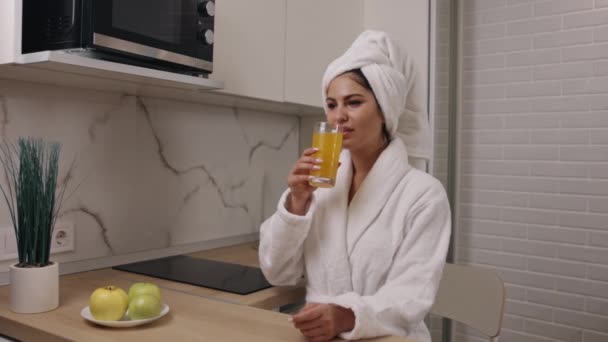Mutfak Elmaları Meyve Suyu Düşkünlüğü Sağlıklı Bir Seçim Bayan Sabah — Stok video