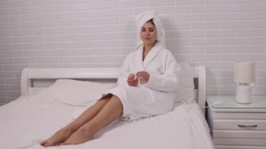 Açma, TV programları, aydınlatma odası. Kadın yatak odasının ışığını açar ve televizyon seyretmeye başlar..