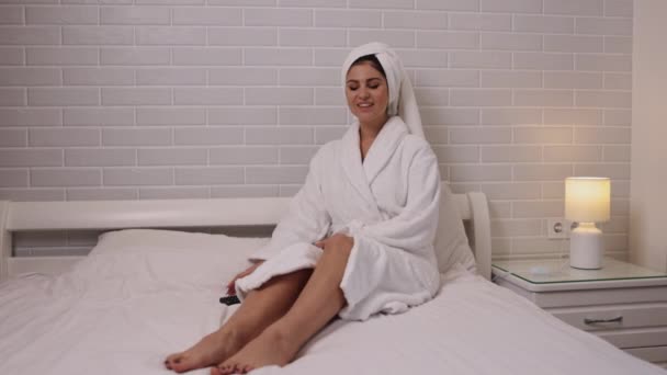 Tévézek Női Nézők Esti Rutin Fürdőköpenybe Öltözött Távirányítóval Nézi Hálószobájában — Stock videók