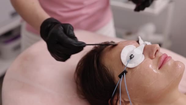 Estetista Pelle Donna Gel Applicativo Cosmetologo Applicare Gel Ultrasuoni Prima — Video Stock