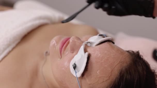 레이저 프로그램 검사에서 여성의 다리에 초음파 삽입하는 미용사가 여성의 피부에 — 비디오