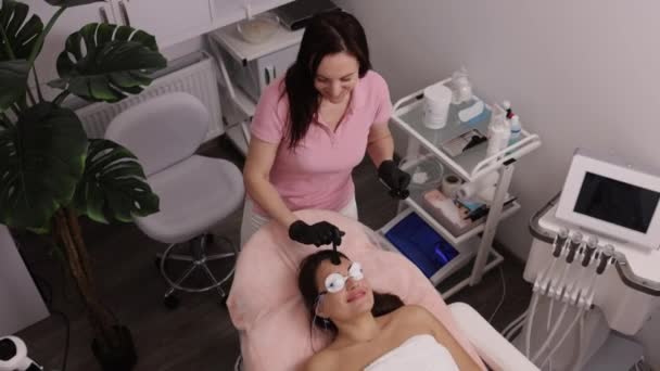 Aplica Gel Espátula Descartável Laser Epilation Cosmetologist Que Aplica Gel — Vídeo de Stock