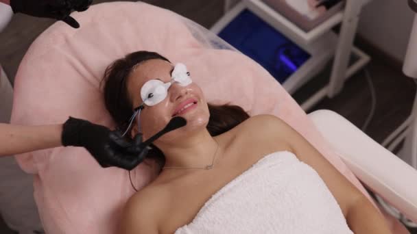 Verwijdert Haar Ultrasone Gel Verwijdering Behandeling Cosmetoloog Het Aanbrengen Van — Stockvideo