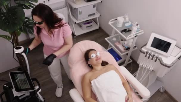 방사선 레이저 머리카락 온천의 부분의 여성들 레이저 침습을 다리에 레이저 — 비디오