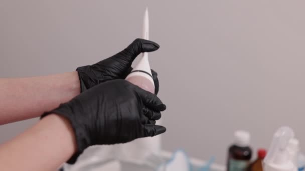 Pflegeprodukt Druckcreme Kosmetikindustrie Schwarz Behandschuhte Hände Des Kosmetikers Extrahieren Creme — Stockvideo