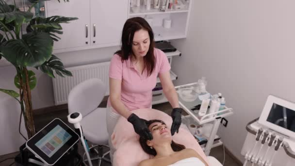 Gezichtshuid Esthetische Behandeling Gezichtsherkenning Masseren Van Het Gezicht Cosmetoloog Wrijft — Stockvideo