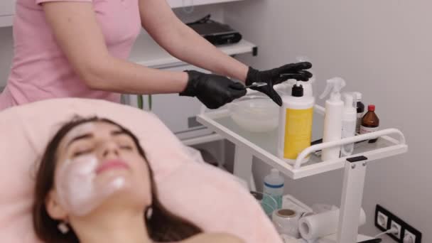 Vrouwelijke Patiënt Dermatologisch Gebruik Smeerolie Cosmetoloog Gebruikt Een Plastic Spatel — Stockvideo