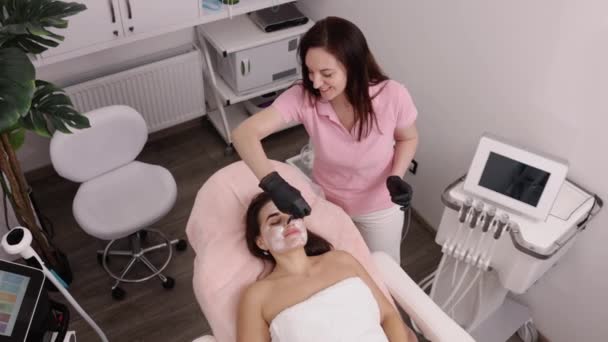 Zalf Gezichtsmassage Voedende Crème Met Een Plastic Spatel Cosmetoloog Verspreidt — Stockvideo