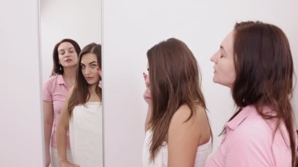 Ügyfélvisszajelzés Szépségvizsgálat Arcfelismerés Női Ügyfél Tükröt Használ Hogy Megmutassa Kozmetikusnak — Stock videók
