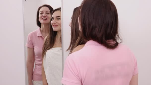 Arcvizsgálat Ügyfélkommunikáció Szépségdiagnózis Tükör Segítségével Női Ügyfél Megjeleníti Kozmetikusnak Arcán — Stock videók