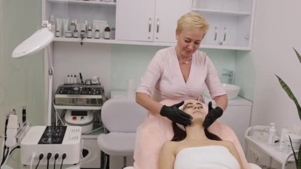 Cuidado Facial Masaje Terapéutico Crema Calmante Procedimiento Cuidado Piel Crema — Vídeos de Stock