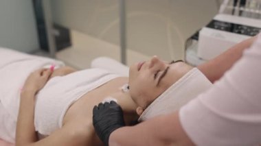 Pamuk pedler, güzellik rutini, su takviyesi. Güzellik uzmanı yüzüne pamuk pedlerle nem uygular..