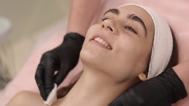 Péče Pleť Zadržování Vlhkosti Bavlněná Technika Kosmetický Terapeut Dodává Vlhkost — Stock video