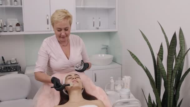 Tillen Gel Applicatie Voorbehandeling Stappen Cosmetoloog Brengt Geleidende Gel Cliënt — Stockvideo