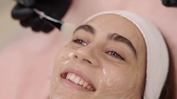 Asesoramiento Experto Reducción Arrugas Rejuvenecimiento Facial Especialista Belleza Aplica Gel — Vídeos de Stock