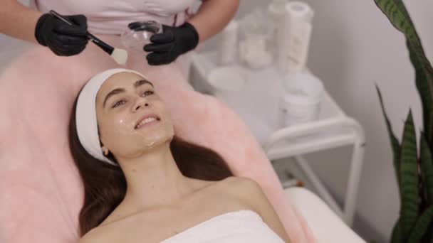 Радіочастотна Терапія Підготовка Клієнтів Зміцнення Шкіри Косметолог Натирає Провідний Гель — стокове відео