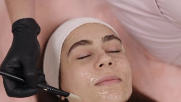 射频提升 客户服务 美学专业知识 美容师利用指关节 在进行射频提升治疗前 将导电凝胶应用于病人皮肤 — 图库视频影像