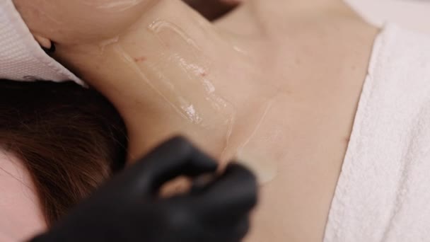 美容の専門家 前処理手順 皮膚の硬化 放射線治療の前に 美容師はナックルを使用して患者に導電性ゲルを適用します — ストック動画