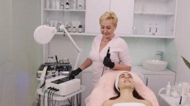 Radyoaktivite prosedürü, estetik uzmanlık alanı, radyo frekansı. Güzellik uzmanı genellikle RF kaldırma olarak bilinen radyo frekans kaldırma prosedürünü uygular..