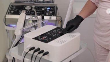 Güzellik teknikleri, yüz yenileme, RF alternatifleri. Cilt bakımı profesyonel RF kaldırma oturumu veya hasta için radyo frekans kaldırma.