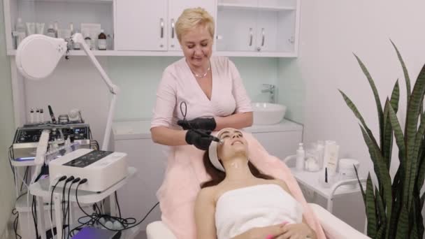 美容师专业知识 皮肤评估 抗衰老治疗 美容师对病人施行射频起搏或射频起搏 — 图库视频影像