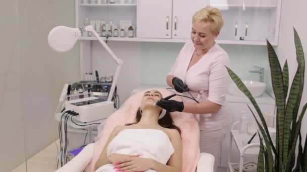 Zkušenosti Klientů Odborné Rady Certifikační Kurzy Kosmetička Zabývá Liftingovou Léčbou — Stock video