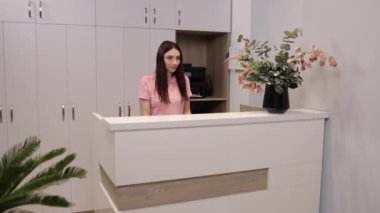 Müşteri memnuniyeti, müşteri hizmetleri, Entryway karşılaşması. Çalışan, müşterileri resepsiyonda karşılar ve doldurmaları için anketi verir..