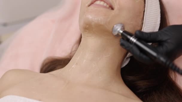 沙龙治疗 治疗设置 解除福利 护肤专业人员为病人进行射频提升 也称为射频提升 — 图库视频影像