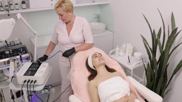 Kosmetolog Tips Hudkontur Lyft Skönhetstjänsteleverantören Utför Lyft Förfarande Som Också — Stockvideo