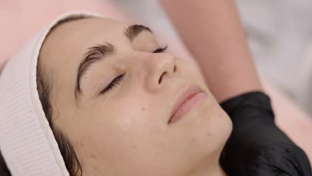 의뢰인 얼굴닦기 미용사가 부드럽게 청소하는 방법으로 사용하여 고객의 얼굴을 부드럽게 — 비디오