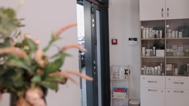 Kosmetikzentrum Behandlungseinrichtung Schönheitsklinik Schirmherrin Betritt Gelände Der Kosmetologie Klinik — Stockvideo