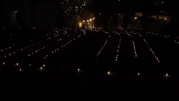 Kyrkogårdsbelysning Kyrkogårdsbrand Eterisk Glöd Kvällsbegravning Marken Lyser Upp Rad Lampor — Stockvideo